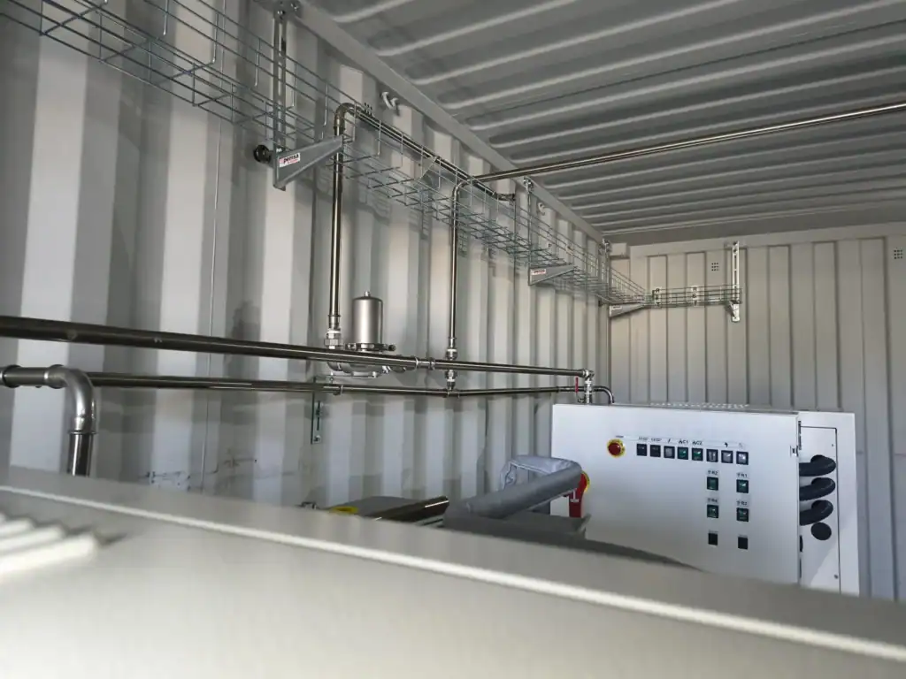 De la vapeur propre pour 4 réacteurs : une chaufferie qui voyage dans des conteneurs