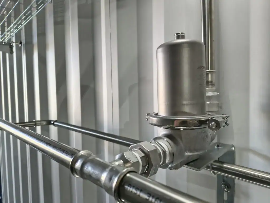 De la vapeur propre pour 4 réacteurs : une chaufferie qui voyage dans des conteneurs