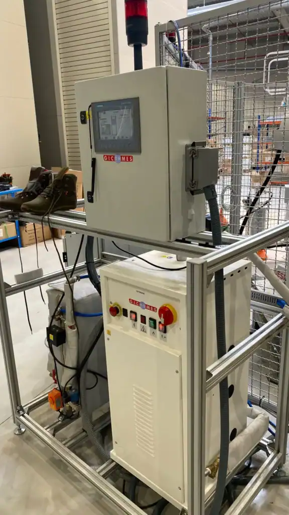 Sistema de vaporización con PLC y posiciones ergonómicas sincronizadas para una fábrica de calzado de seguridad 8 Generadores de vapor industrial Giconmes Sistema de vaporización con PLC y posiciones ergonómicas sincronizadas para una fábrica de calzado de seguridad