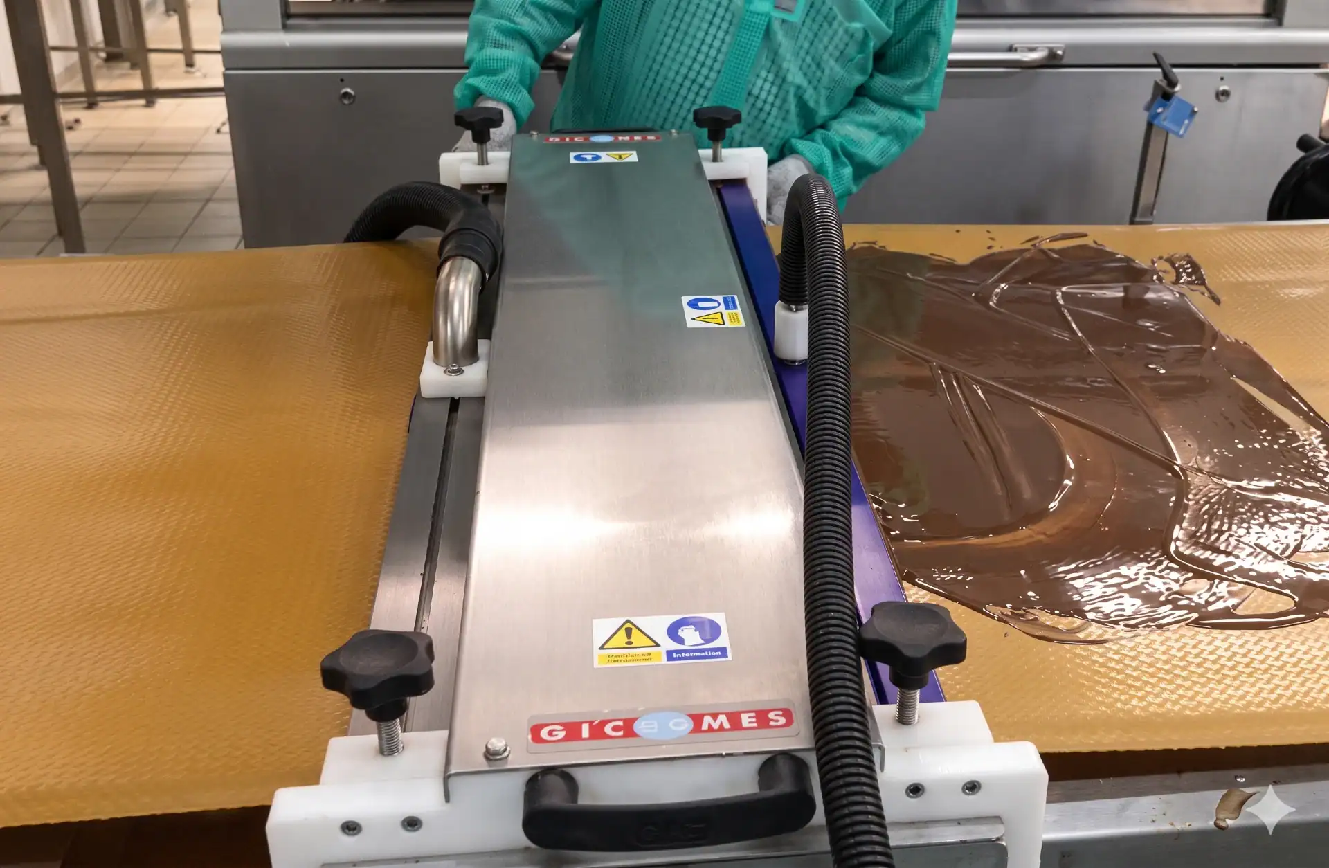 Vapor automatizado para limpieza de transportador de lona para chocolate